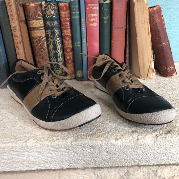 Vionic Shoes - Vionic orthaheel technology walking shoes size 5